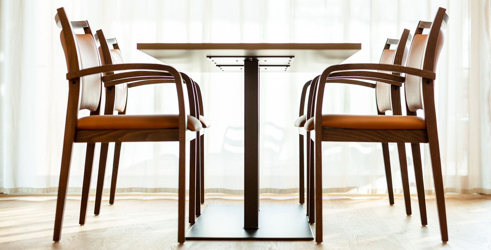 Pflegegerechte-Tische-von-OZG-Objektmobiliar